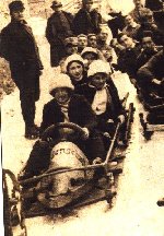 Frauenriege im Bob um 1920. Lenkerin ist die bekannteste Bobfahrerin Frau Kelderer